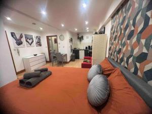 伦敦Nice StudioFLAT in London的一间卧室配有一张大床和枕头