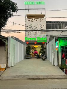 高平GREEN HOTEL的绿色酒店,在建筑上标有绿色标志