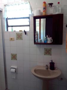 圣若泽杜斯坎普斯Casa SFX Centro的一间带水槽和镜子的浴室以及窗户。