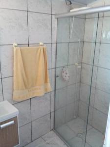圣若泽杜斯坎普斯Casa SFX Centro的一间带黄色毛巾淋浴的浴室
