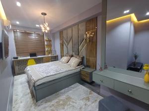 杜尚别Designed 2 rooms的一间卧室配有一张床和一张书桌