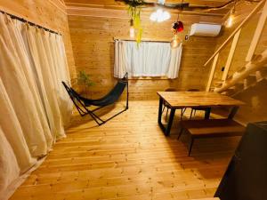 南阿尔卑斯市Lulu的小屋内带桌子和吊床的房间
