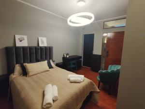 科恰班巴La Casona Hostel的一间卧室配有一张大床和毛巾