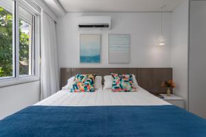 里约热内卢Fantastic sea view - Maison Ipanema Prime的一间卧室配有一张带蓝色毯子的大床