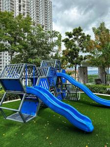 日落洞Cozy Urban Suites Georgetown View的公园里一个带蓝色滑梯的游乐场