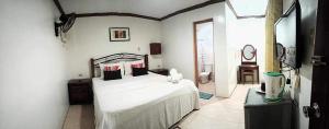 长滩岛Double Diamond Inn Guest House的卧室配有一张白色大床