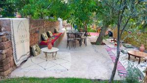 代姆纳特Dar assounfou的庭院配有桌椅和树木