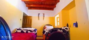 代姆纳特Dar assounfou的一间卧室设有两张床和天花板