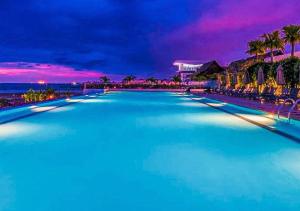 马六甲马六甲假日酒店的度假村的一个大型游泳池