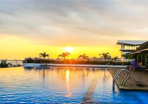 马六甲马六甲假日酒店的一座享有日落美景的游泳池
