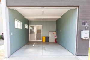 青森ツナゲル青森安方Villa Suite的一个空车库,有绿色的墙壁和门