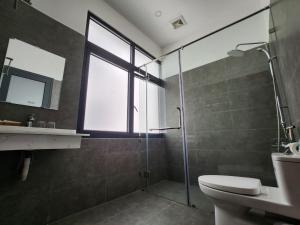 富国Lana Inn - Grand World Phú Quốc的带淋浴和卫生间的浴室以及窗户。