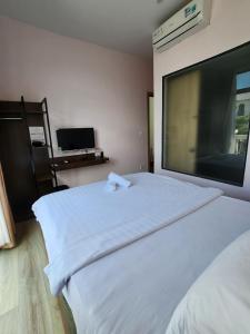 富国Lana Inn - Grand World Phú Quốc的卧室配有白色的床和大窗户