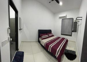巴生Armaya Pool Villa Klang的一间白色的小房间,里面设有一张床