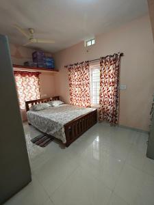 库斯哈尔纳加尔Charan's Homestay的一间卧室配有床和两个带窗帘的窗户