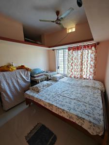 库斯哈尔纳加尔Charan's Homestay的一间卧室设有一张大床和一个窗户。