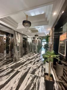 庆州Series hotel的大堂设有大理石地板和盆栽植物
