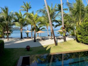 象岛Laguna Beach House的享有棕榈树和游泳池的度假村景色。