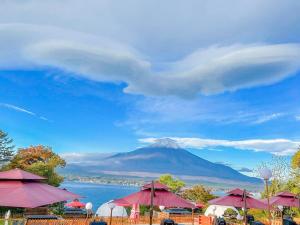 山中湖村Fuji Yamanakako Resort Hotel的远处的山,有红伞和水