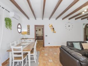 阿尔豪林格朗德Cubo's Casa Rural Sol的客厅配有桌子和沙发