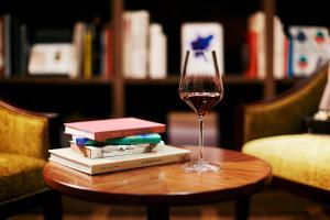 东京芝公园酒店的坐在桌子上边看书的一杯葡萄酒