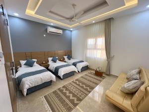 Al RakaR61 Sunrise Chalet的酒店客房,设有两张床和一张沙发