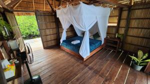 KriMansuar Raja Ampat Bungalows的客房配有带蚊帐的床。