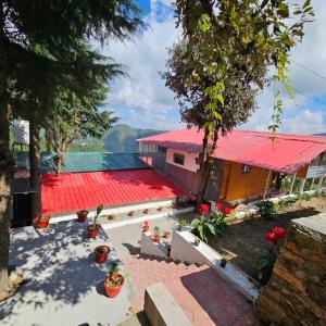 穆克缇斯瓦Himalayan Havenwood的享有红色屋顶房屋的景致