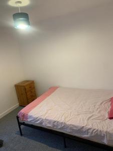 吉林汉姆Arden Street的一间卧室配有一张床和一个木制梳妆台