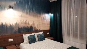 罗兹theApartments Gdańska的一间卧室配有一张壁画床