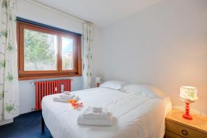 塞斯特雷Terrazza Dei Principi Few Steps From Ski - Happy Rentals的卧室配有白色的床、毛巾和窗户