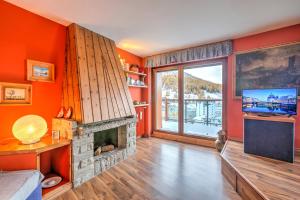 塞斯特雷Terrazza Dei Principi Few Steps From Ski - Happy Rentals的客厅设有壁炉和电视。
