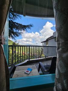 穆克缇斯瓦Himalayan Havenwood的阳台的窗户享有风景,配有桌子