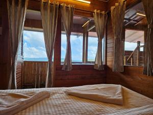 穆克缇斯瓦Himalayan Havenwood的窗户和床罩的房间里的一个床位