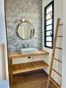 厄唐萨雷Aloes - Villa Salba. Panoramic view.的浴室设有水槽和墙上的镜子
