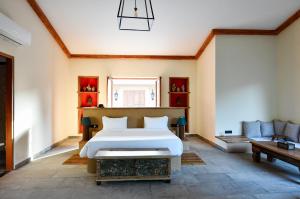 斋浦尔Anopura Jaipur的一间卧室配有一张床和一张沙发