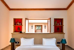 斋浦尔Anopura Jaipur的一间卧室配有一张大床和镜子