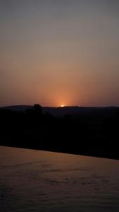 斋浦尔Anopura Jaipur的一片水面上的日落