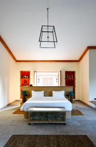 斋浦尔Anopura Jaipur的一间卧室配有一张大床和一个吊灯。