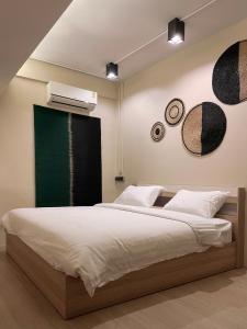 曼谷Rema residence China town的一间卧室设有一张大床和绿色的墙壁