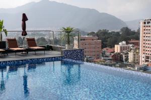 加德满都Dusit Princess Kathmandu的建筑物屋顶上的游泳池