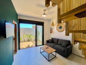 厄唐萨雷Aloes - Villa Salba. Panoramic view.的客厅配有沙发和桌子