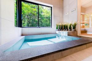 白马村Sakura 88 - Luxury Villa - 280sqm 4 bedrooms的带浴缸的浴室,带窗户