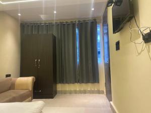 贾姆穆Hotel Himgiri Pakki Daki的带沙发和窗帘的客厅
