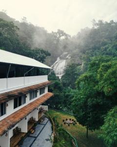 ChillithoduNature Cascade Resort的从酒店可欣赏到瀑布的景色