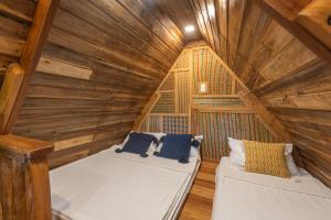 卢纳将军城Camanolo Homestay的木制阁楼间 - 带两张床