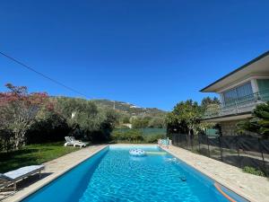 卡罗Bas de villa avec accès piscine près de Nice Cannes Monaco的一座房子后院的游泳池