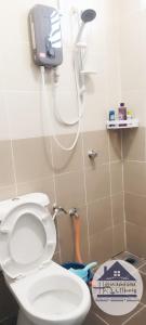 加央HOMESTAY haROOManizz的一间带卫生间和淋浴的浴室