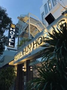 潘切Huy Hoàng Hotel的大楼一侧的酒店好莱坞标志