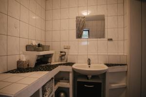 施瓦巴赫Komplettes Maisonettehaus in idyllischer Lage的白色的浴室设有水槽和镜子